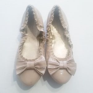 BCBGeneration Tan Patent Bow Flats sz 8.5